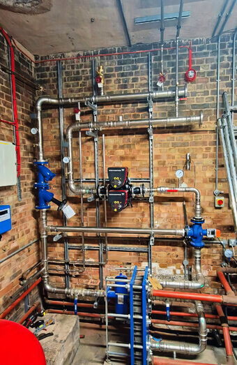https://plumberinnaloo.com.au/uploads/2025/06/commercial-plumbing-923198.jpg