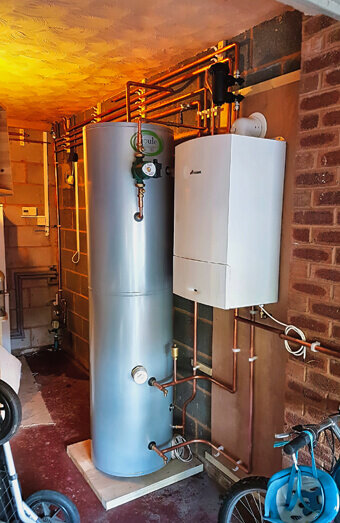 https://plumberinnaloo.com.au/uploads/2025/06/hot-water-684599.jpg